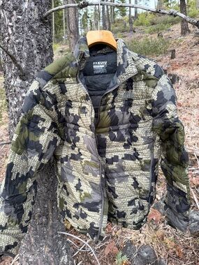 KUIU Insulated Down Jacket Interior  Hunting light puffer jacket camo